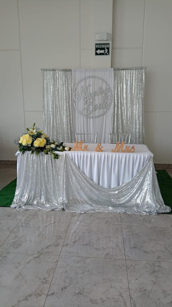 Encortinado y mesa para novios